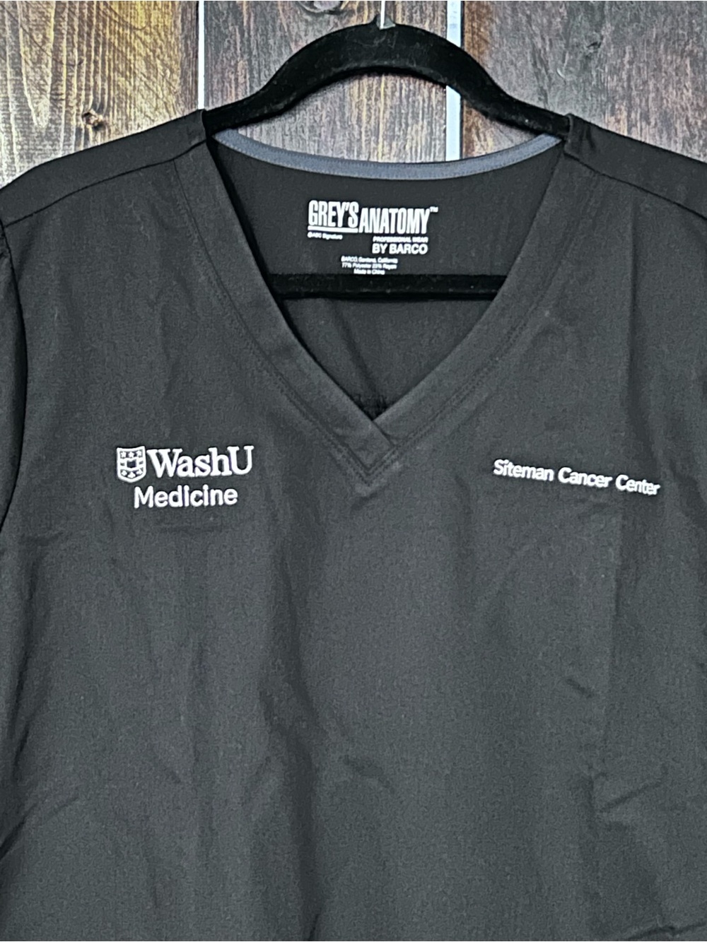 Grey's Anatomy Black V-Neck Scrub Top by WashU & Siteman Cancer Center - Picture 2 of 6